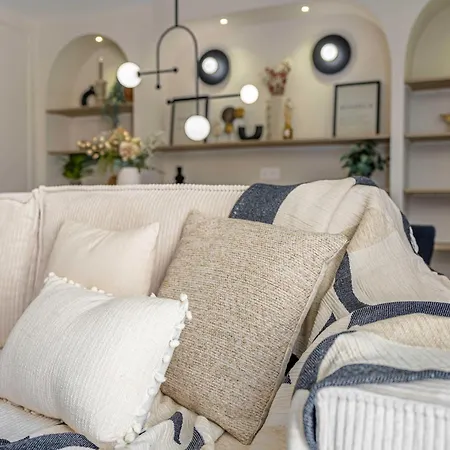 Beautiful Haussmannian - South Balcony Apartment